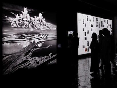 Le sue immagini, spesso epiche e commoventi, raccontano storie di migrazione, povertà, lavoro e resilienza, con un forte impegno sociale ed etico. Sebastiao Salgado, Gran Exposicion a Madrid 2023. Ph Javier Perez Montes
