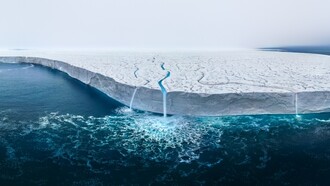 Il vincitore della categoria Nature è il fotografo indiano Thomas Vijayan e Austfonna Ice Cap titola una fotografia che arriva dalle isole Svalbard in Norvegia