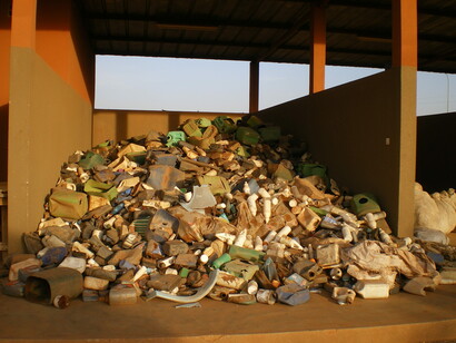 El emperador, hoy, está más desnudo que nunca; pero él, en su desfile triunfal, no quiere escuchar la voz del esclavo que susurra en su oído: "Memento mori". Material plástico recogido como materia prima Burkina Faso: Reutilización de residuos sólidos en Uagadugú 