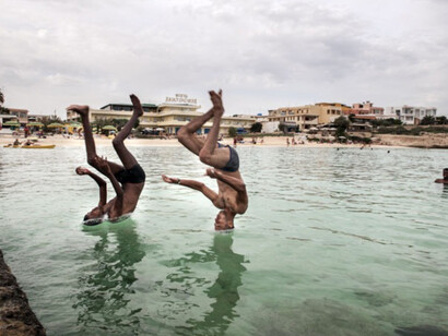 Un profugo somalo e uno siriano sopravvissuti al naufragio del 3 ottobre 2013, Lampedusa 2013 ink-jet print 2016 28 x 42 cm, Isabella Balena