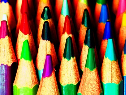 Em meio a esse cenário de sobrecarga digital, colorir se torna um ato de resistência. Um gesto simples, mas profundamente simbólico. Uma forma de pausar o mundo, resgatar a escuta interna, cultivar a paciência e encontrar sentido nas pequenas coisas. Os livros de colorir são, hoje, uma ponte entre gerações, uma terapia acessível, uma ferramenta pedagógica e um convite à reconexão