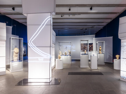 Gebaute gemeinschaft. Göbeklitepe, Taş tepeler und das leben vor 12.000 jahren, ausstellungsansicht. Mit freundlicher genehmigung der James-Simon-Galerie