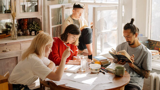 Grupo de jóvenes se reúnen para estudiar