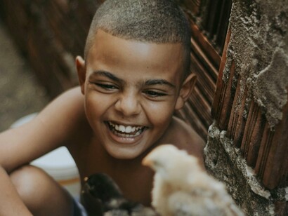 Menino brinca com patinhos. Minha irmã tem um cachorro vira-lata, ele gosta muito de mim, apesar de ficar um tempão sem me ver faz festa quando chego, fica me rodeando e esperando que eu lhe faça um afago carinhoso, e quanta alegria isso me traz