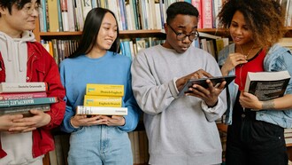 Como educadora, percebo que a estratégia utilizada em classe permitiu aos estudantes expressarem suas pensamentos e opiniões sobre o livro que haviam lido. E, o mais importante, a atitude do professor permitiu que os estudantes se sentissem escutados. Não se tratava de concordar com tudo o que os estudantes falavam; justo o contrário, se tratava de escutá-los e, a partir dessa escuta, questioná-los novamente, exigindo uma reflexão constante sobre os próprios argumentos