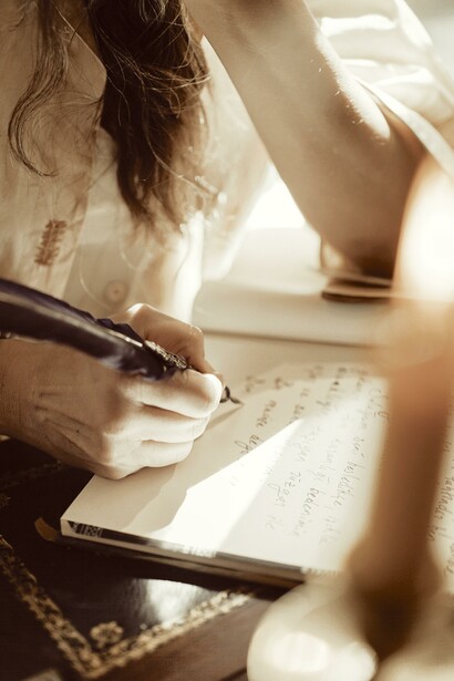 Mulher escreve com tinta e pluma