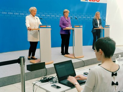 OLIVIER MENANTEAU
11 mai 2015 Berlin Angela Merkel et Elisabeth Motschmann la candidate CDU à Brême
courtesy galerie anne barrault