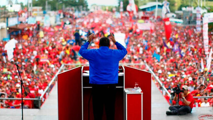 Un líder se dirige a las masas