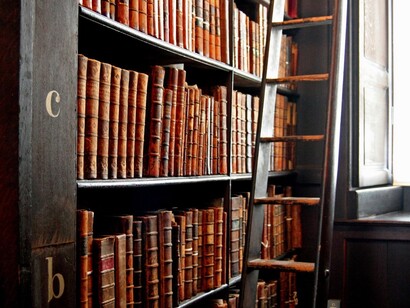 Las estanterías de una biblioteca