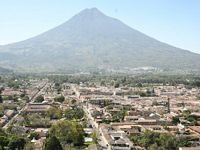 Antigua, el lugar donde vive Regina con su hija Isla que tiene con Karma Davis (David Pérez), artista visual, sonoro y culinario de Santo Domingo, República Dominicana. Antigua Guatemala, 2023, Volcán de Agua