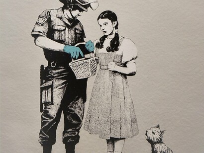 Stop and Search (2022), serigrafia de Banksy. Em termos práticos e em momentos mais obscuros da noite, uma mancha de tinta é convertida num simbolismo categórico



