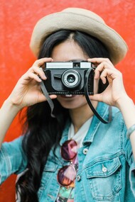 Sua foto de perfil não é apenas uma imagem, é a sua primeira apresentação, seu aperto de mão digital, seu cartão de visitas visual; frase de Carlos Manoel de Freitas, Consultor de Carreiras no Linkedin e que diante de uma newsletter que recebi dele, fez eu pensar em construir este artigo para a Meer. Construir uma marca pessoal, reforçar a sua identidade profissional, alinhando sua imagem ao setor em que você atua, foto de qualidade, de preferência uma única imagem em todos os perfis que você tem