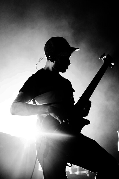 Concert. Lorsque nous écoutons de la musique, notre cerveau libère des hormones telles que la dopamine, qui crée une sensation de plaisir et de bien-être