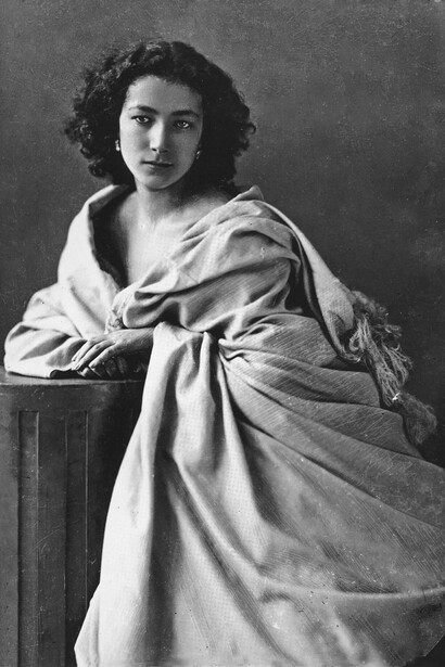 Sarah Bernhardt par Félix Nadar. Elle est une artiste qui marqua son temps en brisant toutes les chaînes du conformisme