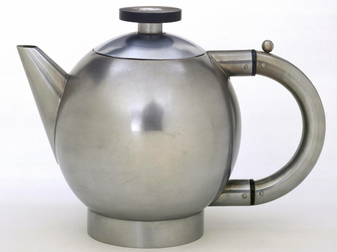 Tea pot, Naum Slutzky, 1928, Germany. Museum no. CIRC.1232-1967. © Victoria and Albert Museum, London