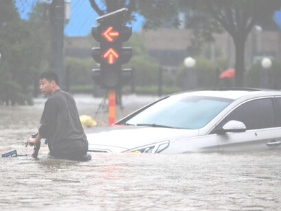 L'acqua è stanca di essere rinchiusa in letti sotterranei e riconquista così i suoi corsi impetuosa e tremenda  