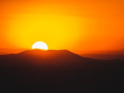 Corpo de água calmo durante o pôr do sol