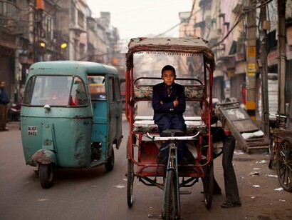 India. Vehículos en las calles de Nueva Delhi