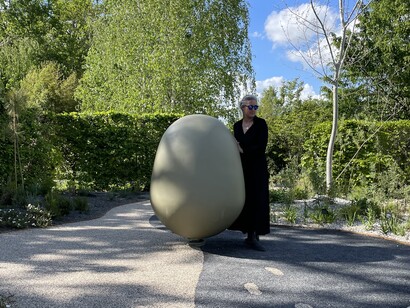 La paesaggista forestale Pamela Nichele con la sua opera green, Francia