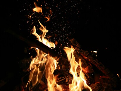 Fogueira. Anciã e Menina, concebidas na alquímica combinação dos elementos da natureza, trazendo à criação, de ventre em ventre, a estrela da coragem no coração, essa capacidade de emanar toda vida de sabedoria e esperança, unidade na fraternidade e igualdade no existir. Na linha da existência, isto não terá importância. Apenas entre, é no coração. É bem chegada a hora do importante encontro sem tempo, entre bisavó e bisneta, onde a ancestralidade no sangue de ambas precisa atuar, resgatar a essência da sua própria natureza, e libertar a coragem no coração da menina, agora mulher maior de idade, irá receber a estrela no coração