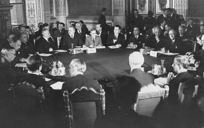 La conférence des Quatre à Paris (1946) réunit les puissances victorieuses de la Seconde Guerre mondiale au moment où se dessinent les nouveaux équilibres, les frontières et les rapports de force qui structureront l’ordre international de l’après-guerre