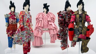 I capi del marchio Comme des Garçons esposti al Metropolitan Museum of Art di New York nell’ambito della mostra “Rei Kawakubo/Comme des Garçons: Art of the In-Between”