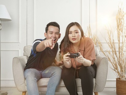 Jogo. Jovens jogam online como divertimento e bem-estar