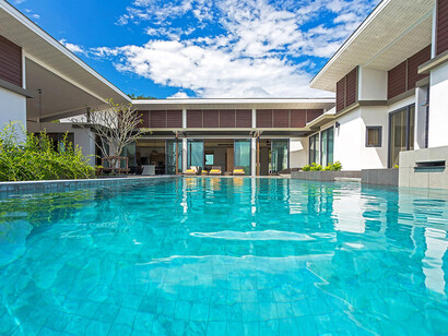 Es como mirar una «sociedad real» y otra, marginal, reflejándose en el agua de la piscina del exclusivo residencial