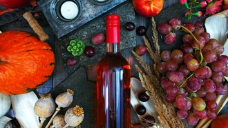 Durante i sontuosi banchetti, il vino veniva diluito con acqua e arricchito di spezie, simbolo del lusso e dello stile di vita raffinato dell'élite romana