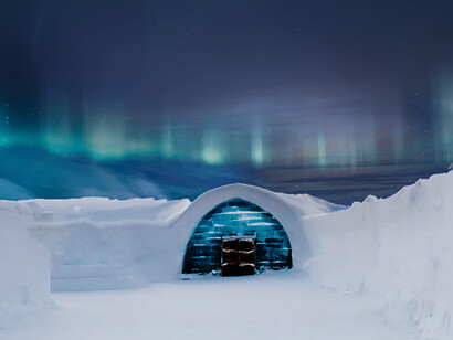 Arctique. Des milliers d’années-lumière les planètes déjà acquises, en transparence lunaire, et par voie de transposition sur les cartes de l’espace et des galaxies visibles en faisceaux lumineux
