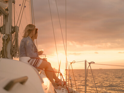 Couchers de soleil dorés qui embrassent la liberté en mer