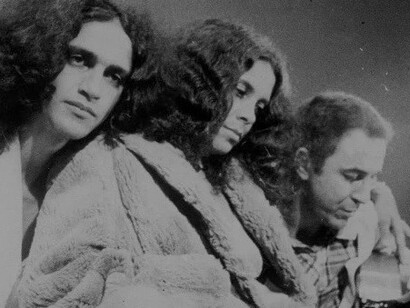 João Gilberto, Gal Costa e Caetano Veloso reunidos durante apresentação (1980)
