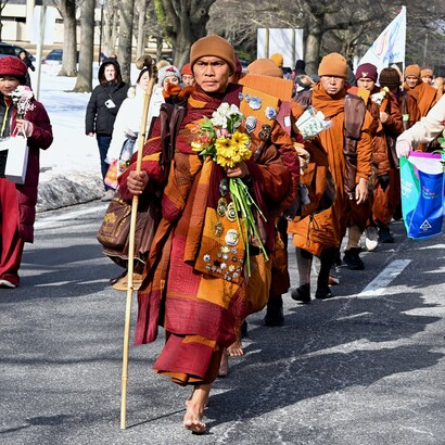 I monaci buddhisti Theravada del movimento Walk for Peace hanno attraversato gli Stati Uniti percorrendo circa 3.700 chilometri a piedi per diffondere un messaggio di pace, nonviolenza e consapevolezza. Foto di Maryland GovPics