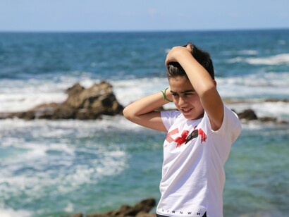 Niño frente a la costa, zona turística de la ciudad de Beirut, Líbano, foto de Nabil Kassir, 