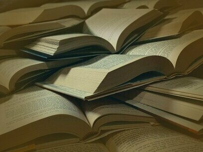 Para as crianças esta casa do saber é um ambiente rico que vai além de um amontoado de livros. Ela estimula os sentidos e as histórias ilustradas se conectam com a imaginação
