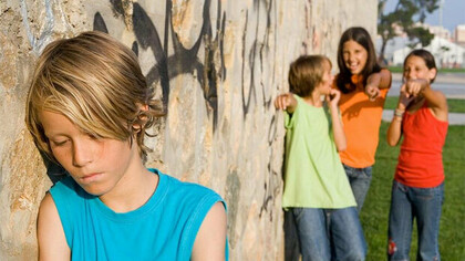 Muchos niños sufren las burlas de sus compañeros en la escuela