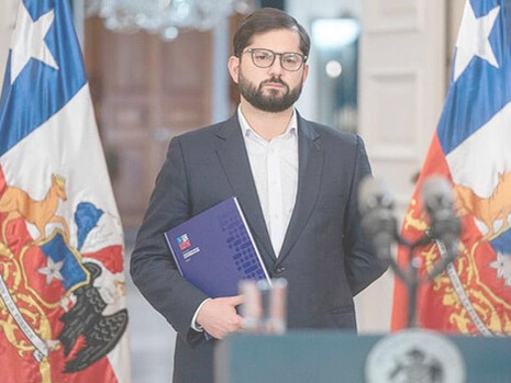 Gabriel Boric, presidente de Chile, sostiene el borrador de la Nueva Constitución nacional, entregado por la Asamblea Constituyente