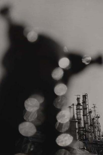 Shomei Tomatsu (Nagoya Giappone, 1930 – Naha, Giappone, 2012) - Impianto petrolchimico. Yokkaichi, Mie, 1960 - Stampa ai sali d’argento, 35,5 × 29,2 cm © Shomei Tomatsu Estate, courtesy | PRISKA PASQUER, Cologne