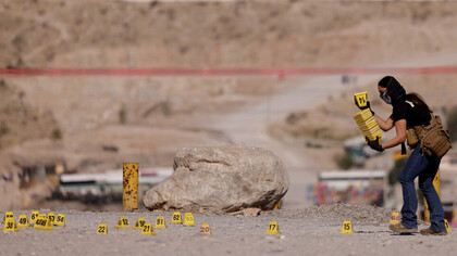 Forense estudia una escena del crimen organizado en México