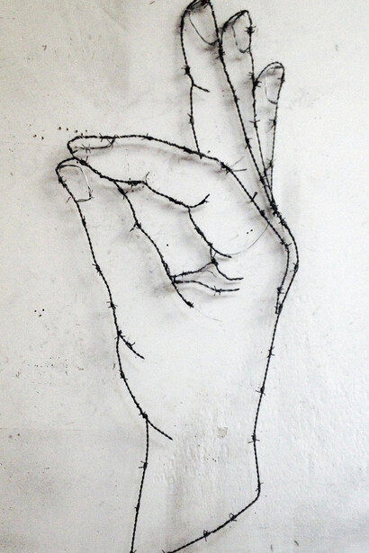 Yazid Oulab, Main, Barbed wire, 120 x 50 cm