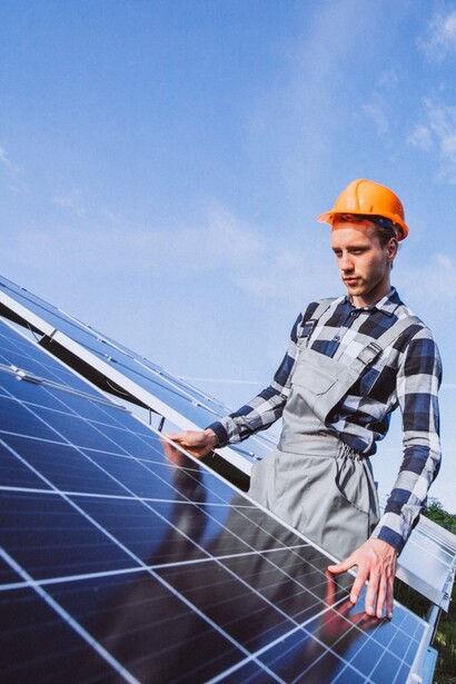 L'installazione di pannelli solari può ridurre i costi energetici delle famiglie e delle aziende, generando risparmi economici nel tempo
