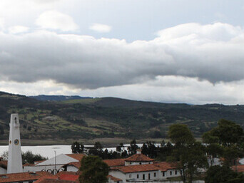 Me encanta el camino a ese hotel del que no sabemos ni la dirección. Qué locos, esto es Colombia y se hace de noche. Panorámica del Casco Urbano del municipio de Guatavita, 2015, Cundinamarca, Colombia