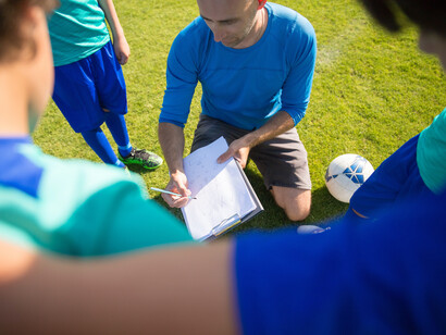 Técnico explica aos jogares mirins sobre as regras do jogo e como manter uma boa relação em casos de desentendimento em campo