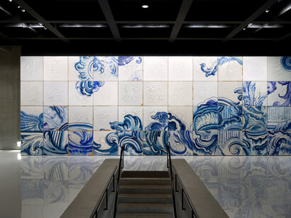 O visitante que conhece a galeria de Adriana Varejão se depara com a arte contemporânea prestes a se fundir com o natureza