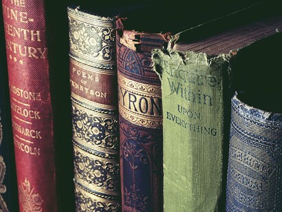 Ajustados os pontos, as deixas, idealizados atores e atrizes, acorri em busca de produtor. Conhecia, tinha amizade, mas algumas situações aparentes e distantes para mim, fugiam de pelo menos pedir dicas para ela.
Não vou citar o nome, mas uma besteirinha posso contar