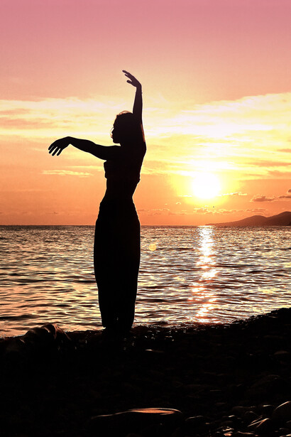 Una donna corre libera nel vento: conosciamo l’intuizione e questo rende più intensa la nostra capacità percettiva