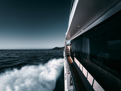 Yacht di lusso. Meravigliosa nella sua linea futuristica e filante, questa imbarcazione lascia senza fiato già dal primo sguardo