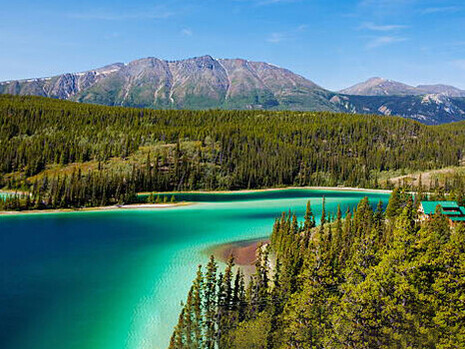 Montañas en Yukón, Canadá. América es un continente de contrastes geográficos, donde las imponentes cadenas montañosas conviven con vastas selvas y llanuras infinitas