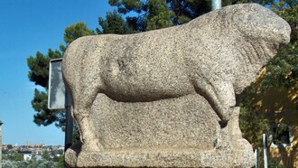 Il bue Apis era venerato nell’antico Egitto come incarnazione del dio Ptah, simbolo di forza, fertilità e potere rigeneratore. Statua del bue Apis a Benevento, Italia