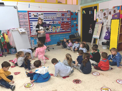 Esperanza Meseguer en su labor docente de Infantil y Primaria